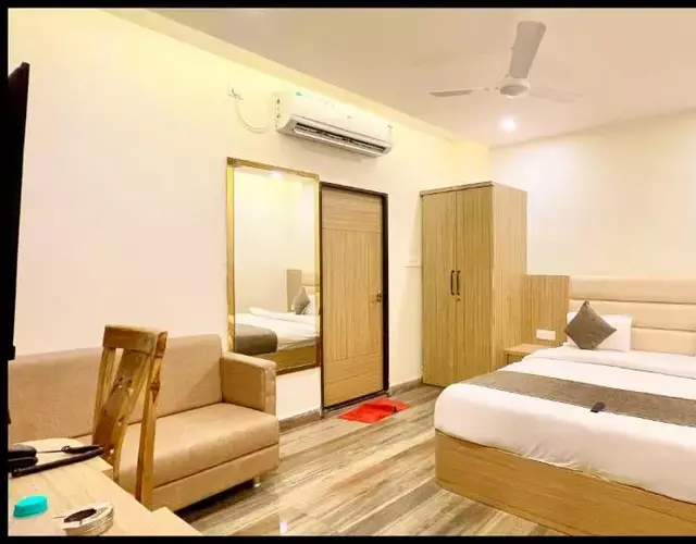 HOTEL P R ! Ujjain, Near Shri Mahakaleshwar Jyotirlinga Temple - Lift & Parking Facilities - Fully Air Conditioned And Spacious Room - Best Hotel In Ujjain
