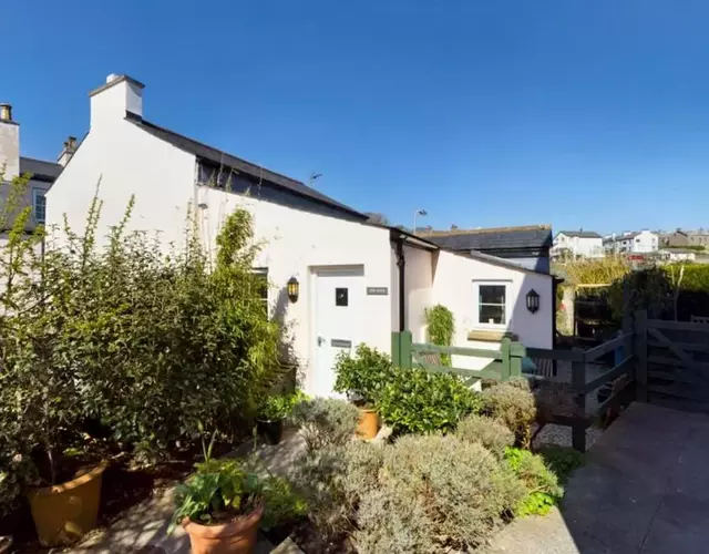 Spacious & relaxing cottage stay with free parking