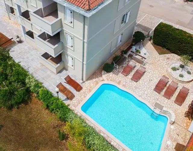 Apartments and Rooms Degra