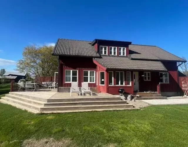 Havsnära villa med vedeldad bastu, perfekt för familjer och företag