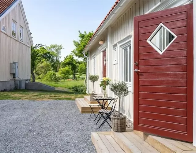 Prästgården i lantlig miljö med fyra sovrum, dusch, kök och vardagsrum