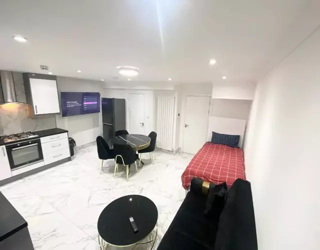 THE ROYAL BOUTIQUE REGENT LODGE bY LONDON , SLEEP 8