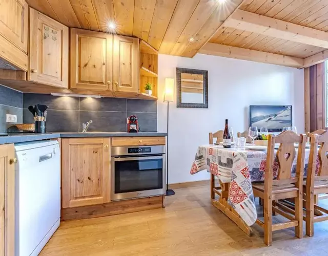 Cozy Ski-In Ski-Out with Balcony View and Parking