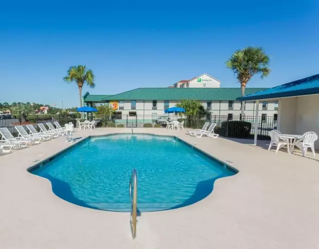 Super 8 by Wyndham Valdosta GA I-75