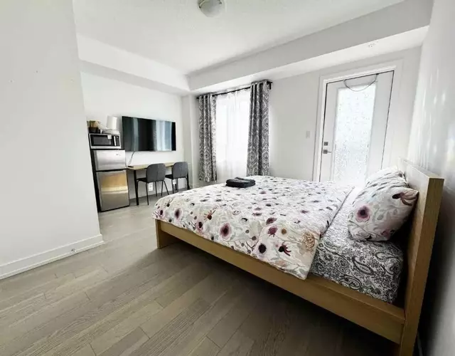 Modern Private Room Private Bathroom with King Bed with TV and Optional Balcony 10 minutes to Rogers Stadium Midtown Downtown Toronto