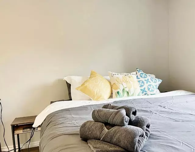 Toronto Deluxe Room-BEST LOCATION-FREE PARKING& WIFI