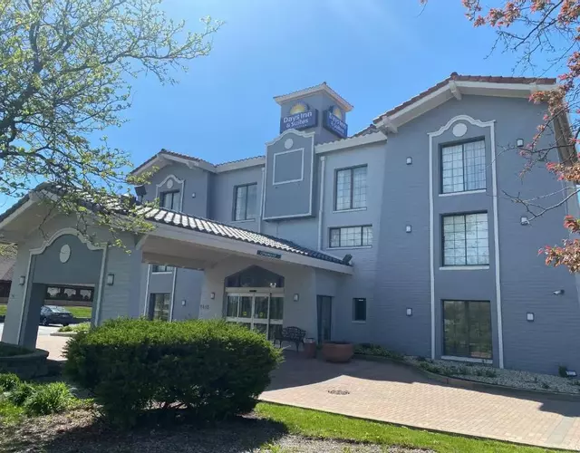 Days Inn & Suites by Wyndham Arlington Heights