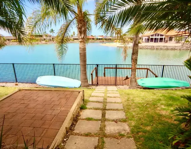 Lakeside Getaway - 4br Jetty, Wi-fi, Waterfront