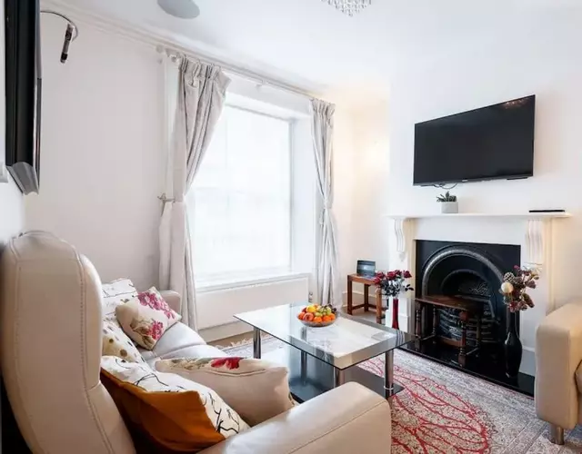 Spacious, Bright & Cosy ~ Ideal Victoria Location!