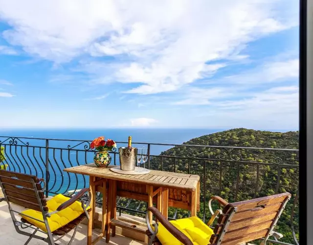 Sea View Apartment with Private Secure Parking - 2