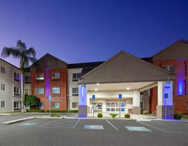 Holiday Inn Express & Suites - Tulare by IHG