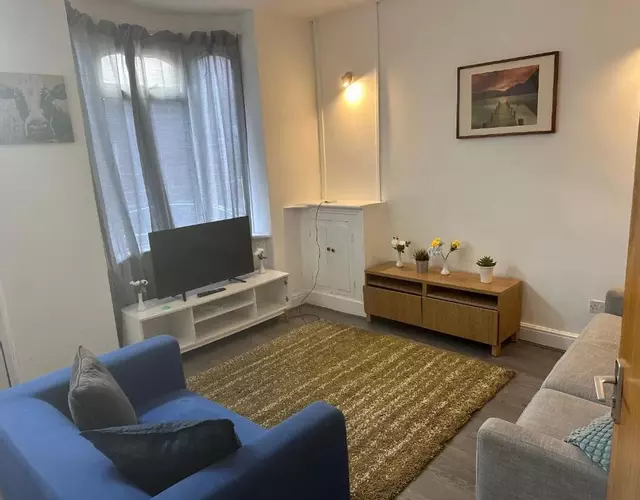 Cosy 4 Bedroom Walsall House - Free WiFi & Parking