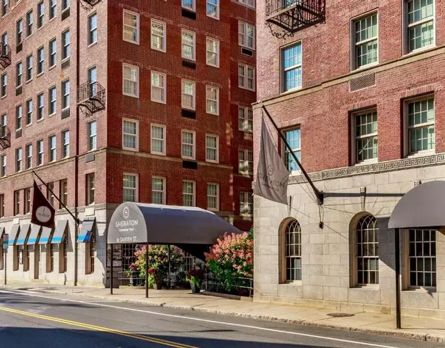 Sheraton Commander Hotel