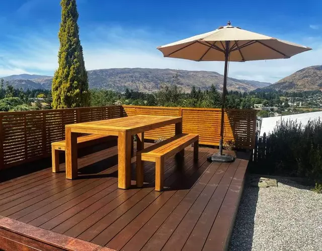 Wanaka close to town with large Outdoor living space Sleeps 9