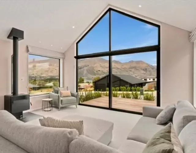 Wanaka Views with Outdoor dining area Games room for kids Sleeps 8