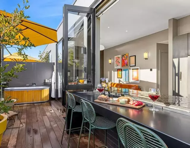 Yellow Pots Apartment C, Luxurious Outdoor Bath