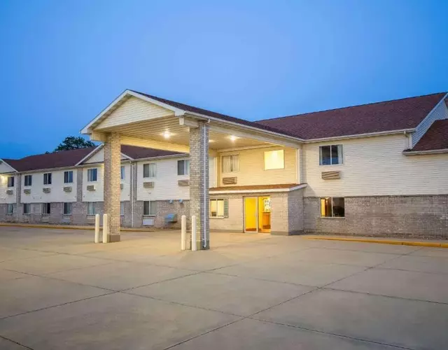 Days Inn by Wyndham Evansdale Waterloo