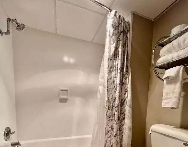 Lindell Motor Lodge - Downtown Cedar Falls Studio With Free Gated Parking!