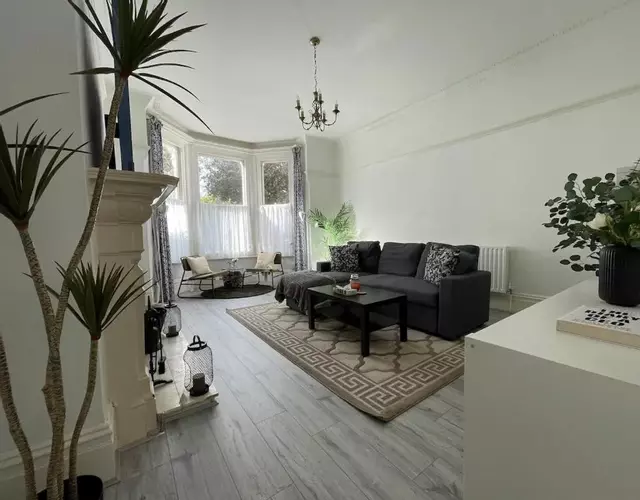 Spacious Flat! Sleeps 7, Pet Friendly and Parking