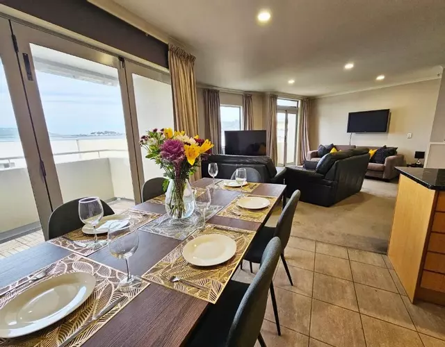 Executive, Spacious & Modern Home, 8 Beds!