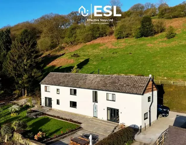 Large Country Farmhouse, Shropshire Hills View, with Hot Tub