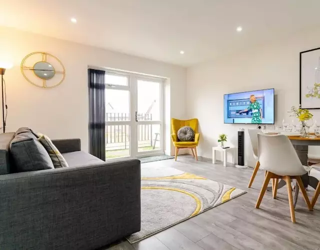 Bridge Court by Sterling Edge Apartments - Luxury Aparthotel - Stylish 1-bed Apartments - Balcony with Canal View or Private Garden - Free Parking