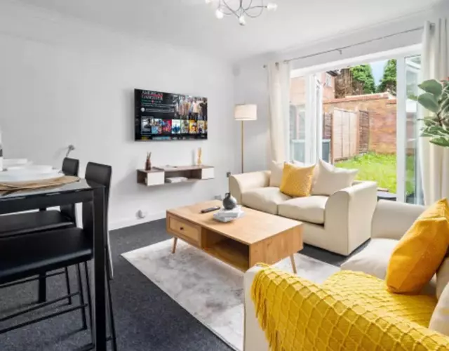 Two Bedroom House - Parking - Garden - WiFi 2GM