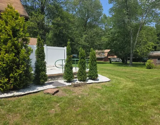 Charming 3 bedroom 2 bath home in Bloomfield with wishing well