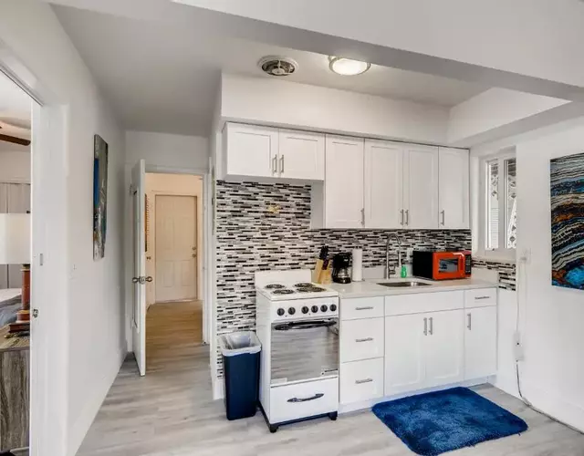 Tropical Getaway/ Stunning 2BR Gem