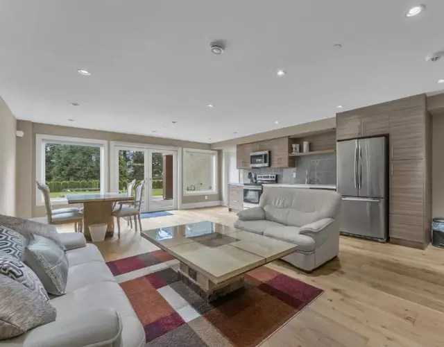 West Vancouver 1 Bedroom Suite Garden View by Moonlight B&B