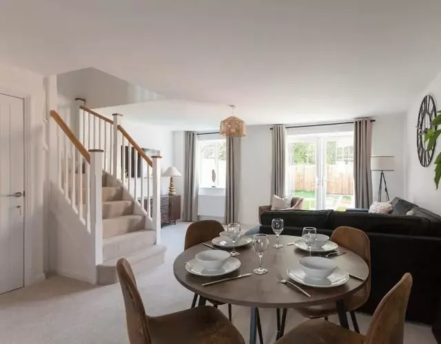 Runcorn Spacious Modern 3 bedroom House, 4 beds, On site Parking, Long stay deals