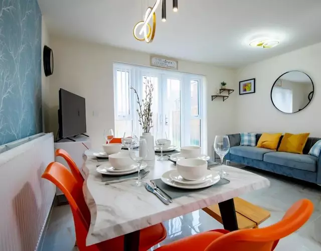 Luxury 5BDR with City Access, Free Parking and Wi-Fi