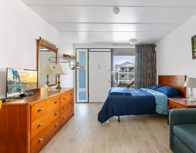 313 E Glenwood Ave, Unit 109