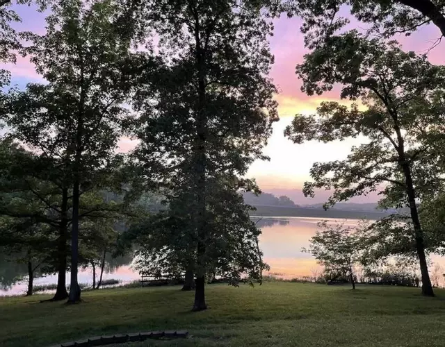 Lakehouse Hot Tub & Pool close to Ark Encounter