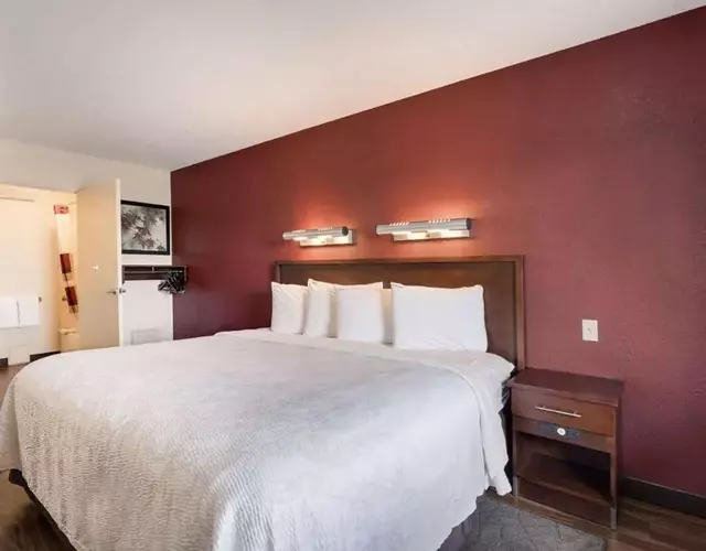Super 8 by Wyndham Deerfield - Northbrook