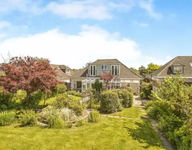 2 Bed First Floor Flat with large driveway and garden