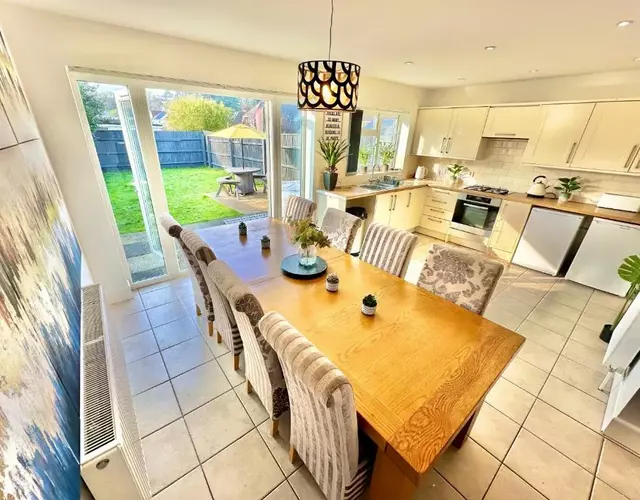 Large Four Bedroom - With Hot Tub and Parking - Sleeps 8