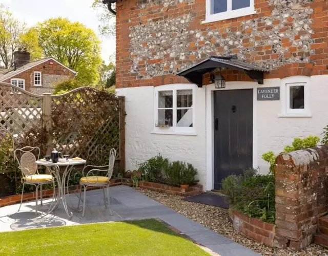 The Lavender Folly - Cosy Accommodation Alresford