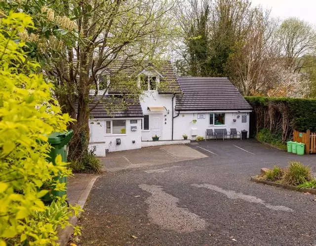 Roger Ground Guest House - with Onsite Car Parking