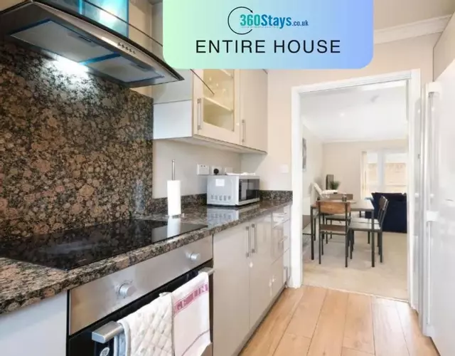 Town Center 4 Bedroom 4 bathroom Hse with Parking Slough By 360Stays