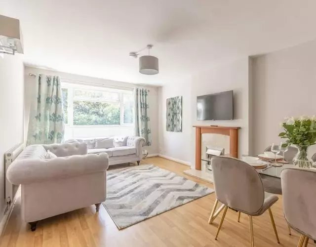 Windsor Escape, 2 Beds, Walk to Town, Parking