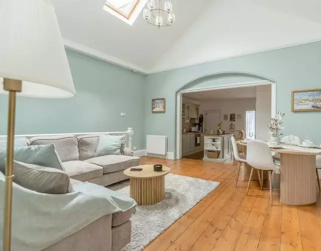 Stylish 2BR Steps from Windsor Castle and High St