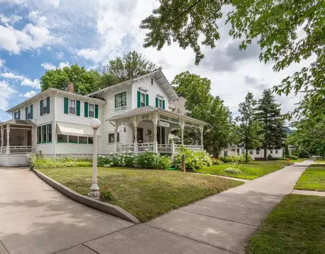 Carriage House Bed & Breakfast