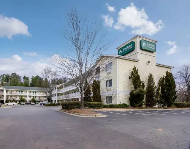 HomeTowne Studios by Red Roof Winston-Salem - University Pkwy