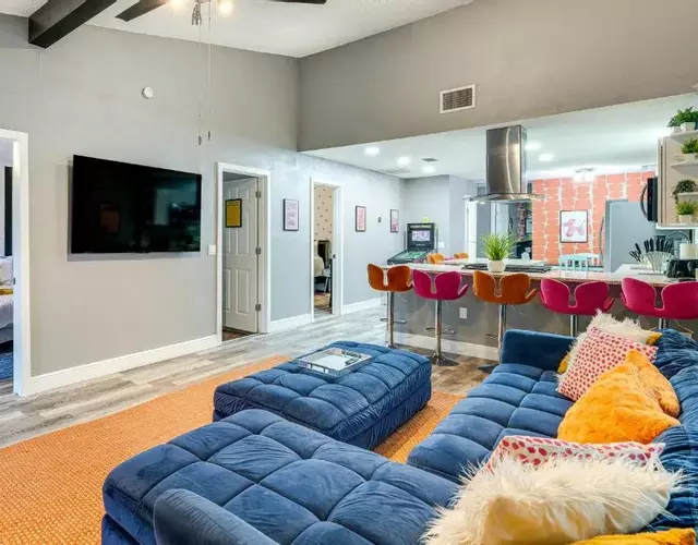 9 Mi to Legoland Family Gem with Games Galore!