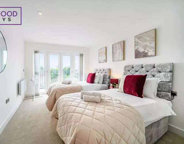 BRAND NEW PREMIUM SERVICED APARTMENTS, FREE PARKING, HIGH-SPEED WiFi by REDWOOD STAYS