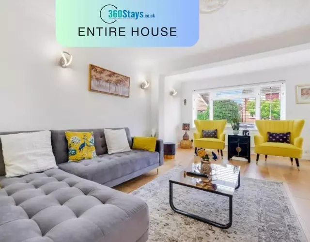 Luxury 5 BDR 2 BA House with Parking in Sandhurst By 360Stays