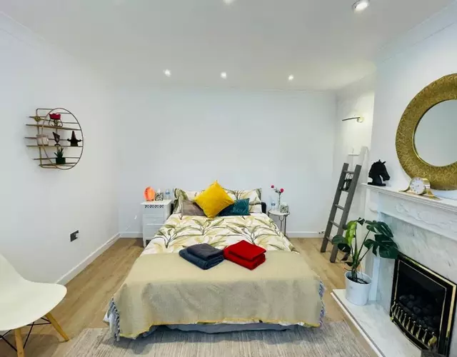 Rooms in a beautiful house with free on St parking