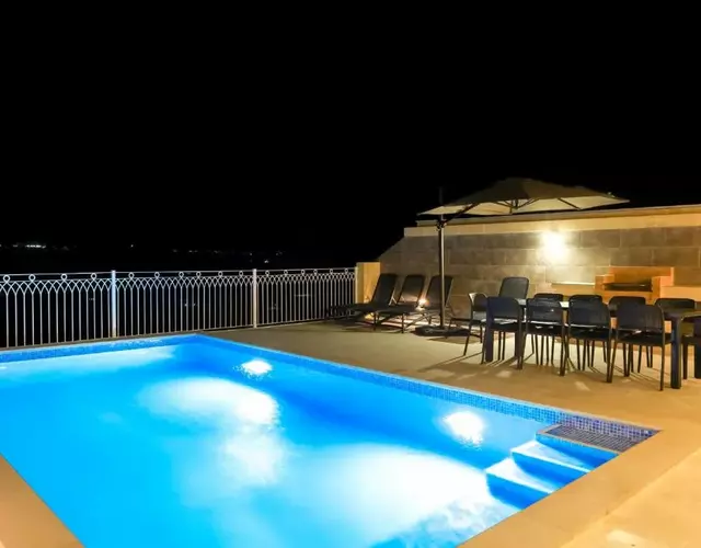 Magnifica Holiday Home with Jacuzzi hot tub and pool