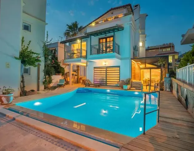 Kalkan Merkezde Havuzlu Apart